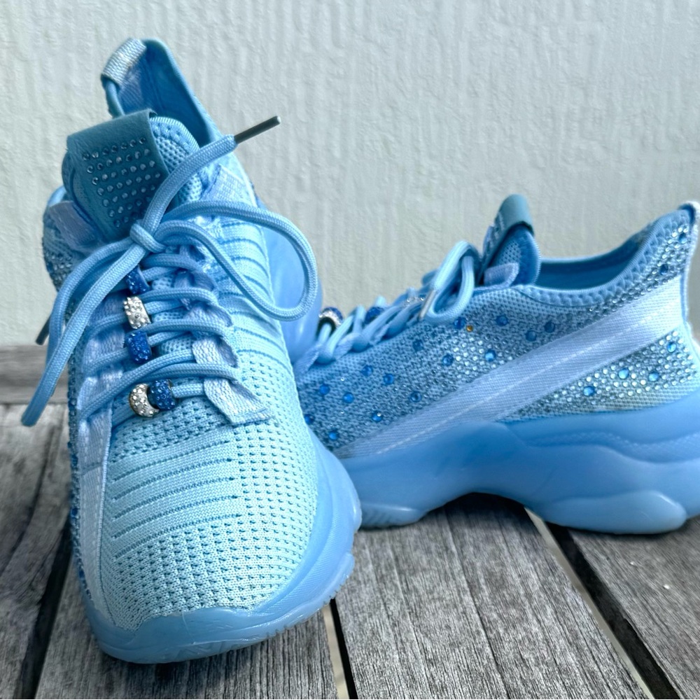 Light Blue Sneakers with Textured Knit Upper and Cushioned Midsole